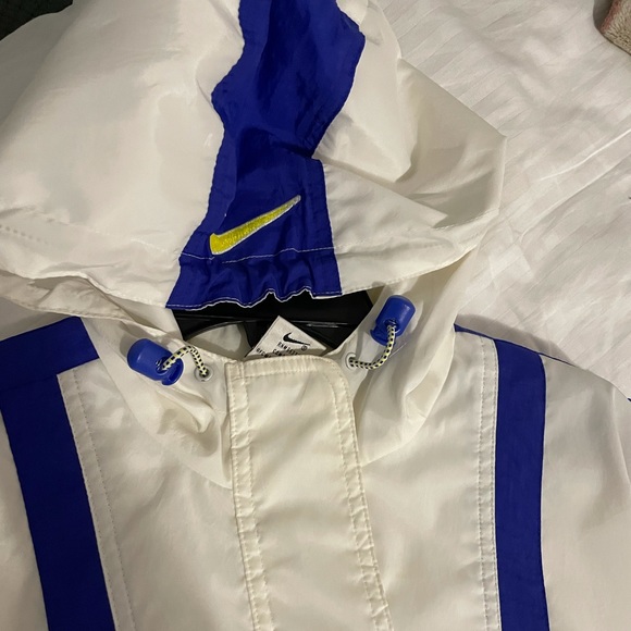 Nike Wind Breaker - Picture 10 of 10